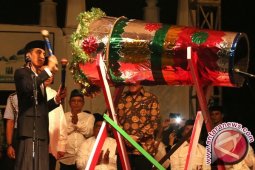 Jokowi Bagikan Sembako di Padang