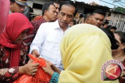 Presiden Jokowi "blusukan" lintasi jembatan gantung di Lebak