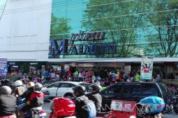 Pengunjung Padati Pusat Perbelanjaan di Madiun