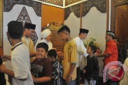 Bupati Tanjabbar berlebaran bersama masyarakat