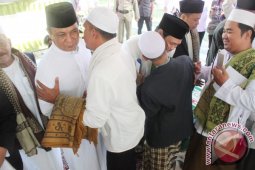 BERSALAMAN USAI SHALAT IED