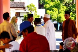 Bupati dan Masyarakat Saling Membaur
