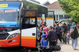 Ratusan Penumpang Bus Terlantar di Terminal Tulungagung
