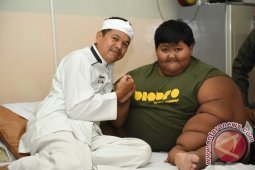 Bupati Purwakarta Jenguk Arya Obesitas di RSHS