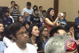 Kembaran Mirna menangis saat CCTV minum kopi diputar