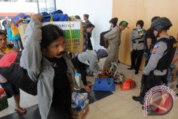 PERIKSA BAWAAN PENUMPANG KAPAL
