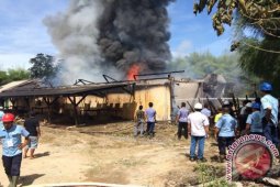 Gudang Karet PT  Lonsum Terbakar