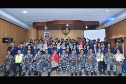 Mahasiswa Untan Joy Sailing Dengan Kapal Angkatan Laut