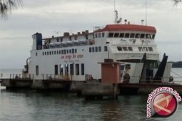 Perempuan melahirkan di kapal di tengah badai