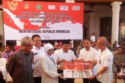 Mensos Berikan Bantuan PKH Nontunai