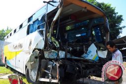 Bus Hantam Truk, Lima Korban Tewas