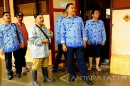 Wabup Banyuwangi Serahkan Paket Makanan Kepada Korban Banjir Muncar