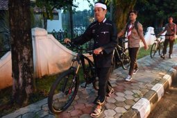 Bupati Purwakarta Antar Anaknya Sekolah Naiki Sepeda