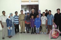 Wabup  lepas keberangkatan kembaran Yuyun ke Malang