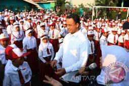 Wali Murid Berebut Berfoto dengan Mendikbud