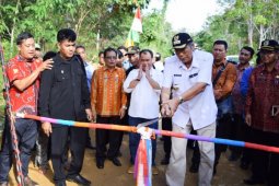 Resmikan Kantor dan Balai Desa Nyangkom