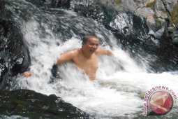 Menikmati "Pijat" Air Terjun Sungai Kembang