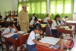 Bupati Samosir Tinjau Pelaksanaan UN SMP