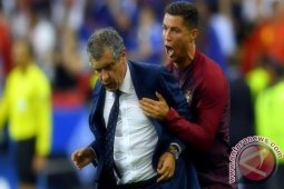 Portugal Perpanjang Kontrak Pelatih Santos