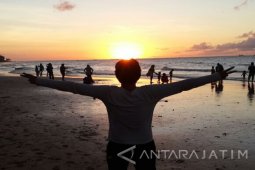 Berburu "Sunset" di Pantai Slopeng