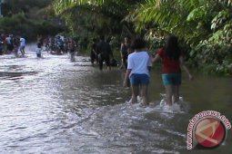 Akses Parindu ke Meliau Terendam Banjir