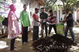 Distan Pamekasan Ajari Petani Membuat Pupuk Organik Bokashi