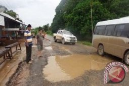 Kerusakan Jalan Desa Lambing Makin Parah