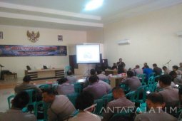 Pewarta Foto Antara Berbagi Teknik Fotografi dengan Polisi