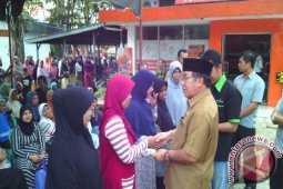 PT Pos Salurkan Bantuan Keluarga Miskin