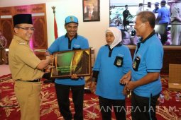 Pemkab Banyuwangi Berangkatkan Umroh Petugas Kebersihan