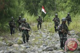 TNI Bagikan Buku `Merah Putih` di Poso