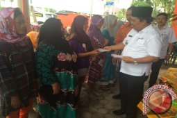 Keluarga Sangat Miskin Terima Bantuan