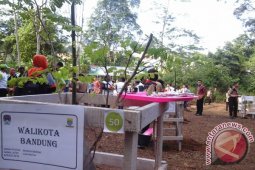 Para walikota tanam pohon nusantara khas daerah