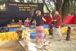 Kesenian Cokekan Sambut Wisatawan Asing di Goa Selomangleng Kediri