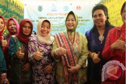 Ketua PKK dan BKKBN Pusat Sambangi Stand HSU