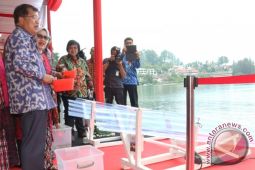 Wapres Kalla Tabur Benih Ikan di Danau Toba