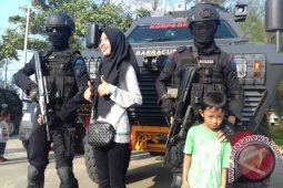 Mobil Barracuda Brimob Bengkulu ini Jadi Obyek Foto Warga