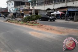 Toyota Agya Seruduk Batas Jalan