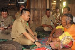 Pemkab Tanbu Bantu Warga Miskin
