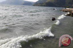 Ombak Besar di Danau Toba