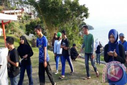 Pelajar dari Mamuju Menikmati Danau Toba