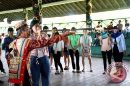 Peserta International Student Forum Ikuti Lomba Menyumpit