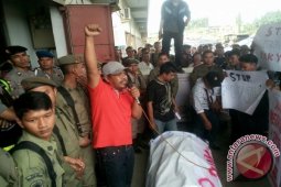 Massa "Segel" DPRD Labusel