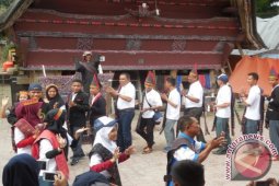 Pelajar Sulbar Kagumi Alam Danau Toba