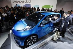 Peluncuran Toyota Prius Ditunda