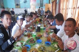 Pelajar Sulbar Nikmati Kuliner Burung Goreng Beringin
