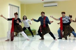 Mahasiswa Asing Peserta  "UJICC" Pelajari Budaya Indonesia