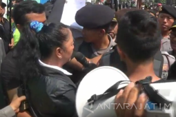 Unjuk Rasa Warnai Eksekusi Rumah di Blitar