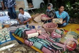 KERAJINAN ANYAMAN BAMBU