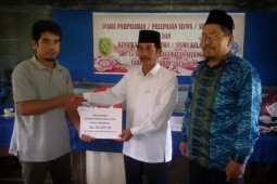 KGTP Berikan Beasiswa Pelajar Sambas Berprestasi